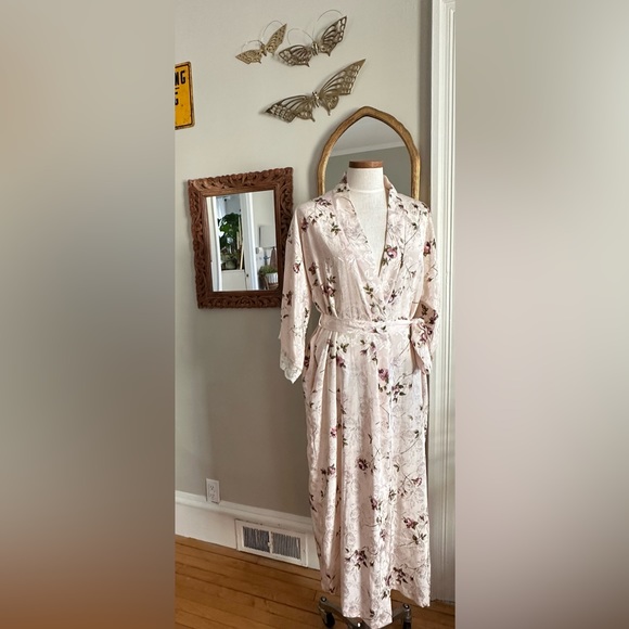 Gorgeous Blush Rose Robe - Picture 2 of 7
